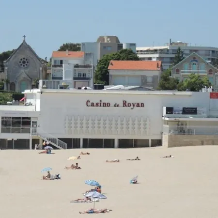 Ensoleille Et Spacieux Avec Parking, Centre De - Fr-1-71-62 Apartment *