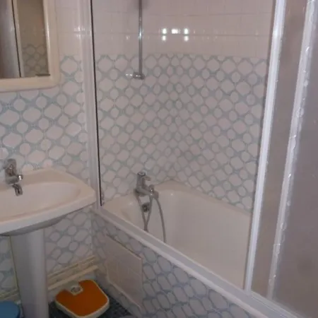 Ensoleille Et Spacieux Avec Parking, Centre De - Fr-1-71-62 Royan