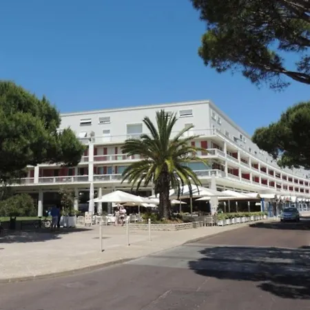 Ensoleille Et Spacieux Avec Parking, Centre De - Fr-1-71-62 Apartment Royan