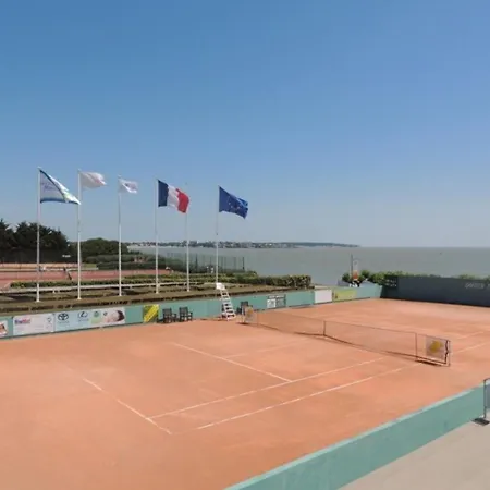 Ensoleille Et Spacieux Avec Parking, Centre De - Fr-1-71-62 * Royan