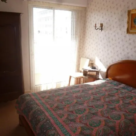 Ensoleille Et Spacieux Avec Parking, Centre De - Fr-1-71-62 ロワイヤン