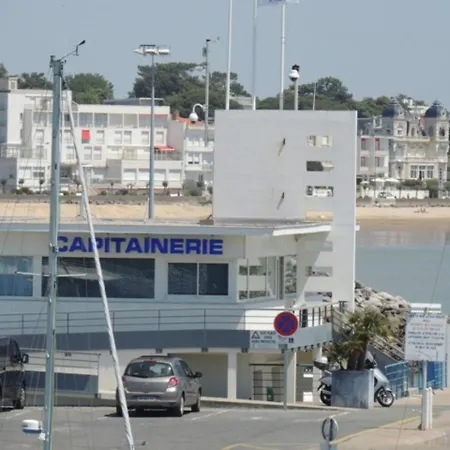 Ensoleillé Et Spacieux Avec Parking, Centre De - Fr-1-71-62 Royan