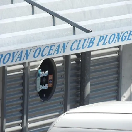 Ensoleillé Et Spacieux Avec Parking, Centre De - Fr-1-71-62 * Royan