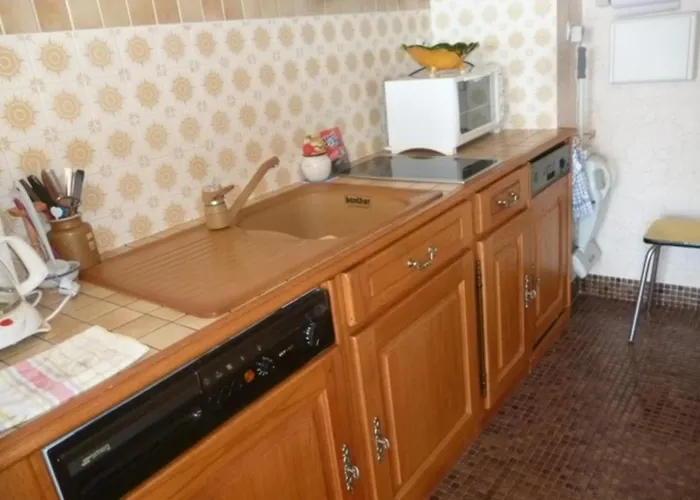 Ensoleille Et Spacieux Avec Parking, Centre De - Fr-1-71-62 Apartment