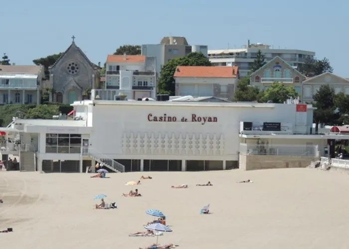 Ensoleille Et Spacieux Avec Parking, Centre De - Fr-1-71-62 Apartment *