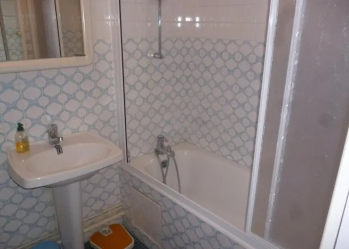 Ensoleillé Et Spacieux Avec Parking, Centre De - Fr-1-71-62 Royan