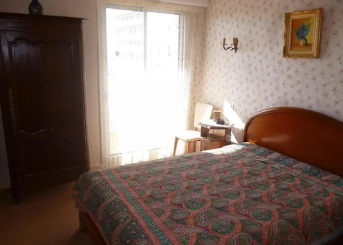 Ensoleillé Et Spacieux Avec Parking, Centre De - Fr-1-71-62 Royan