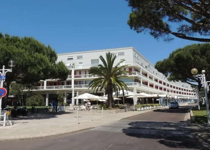 Ensoleille Et Spacieux Avec Parking, Centre De - Fr-1-71-62 Apartment Royan