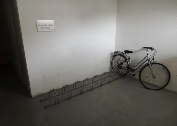 Ensoleillé Et Spacieux Avec Parking, Centre De - Fr-1-71-62 * Royan