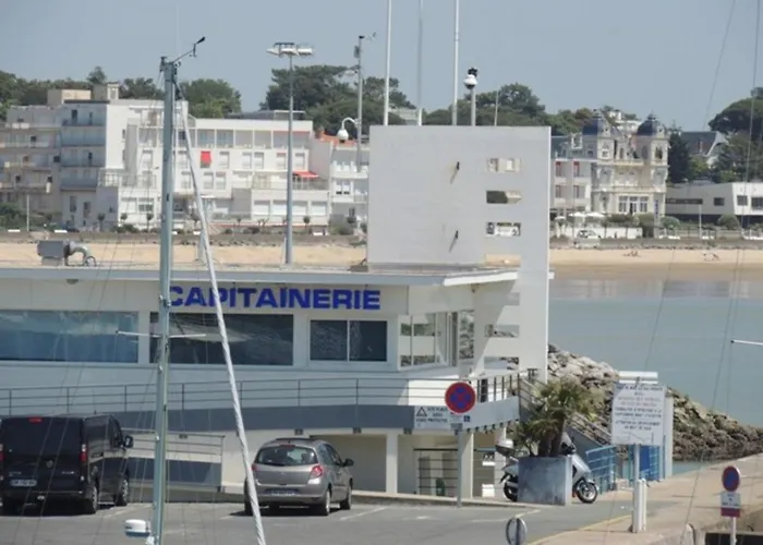 Ensoleille Et Spacieux Avec Parking, Centre De - Fr-1-71-62 Royan