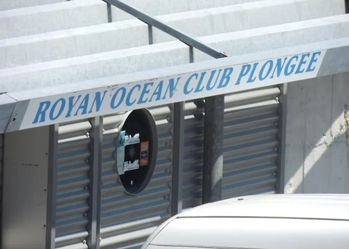 Ensoleillé Et Spacieux Avec Parking, Centre De - Fr-1-71-62 * Royan