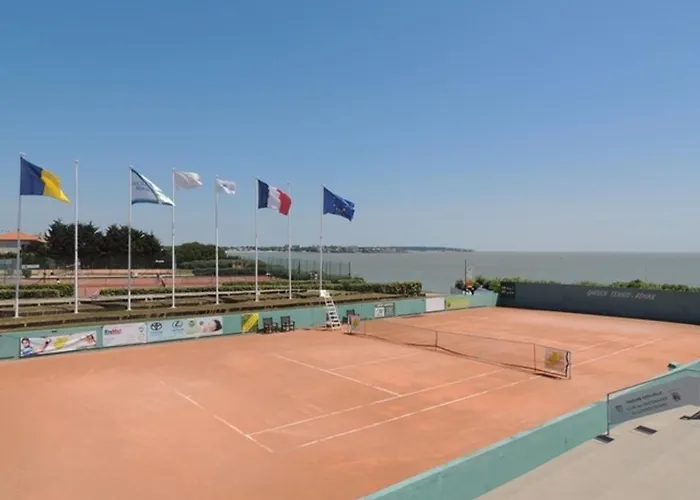 Ensoleille Et Spacieux Avec Parking, Centre De - Fr-1-71-62 * Royan
